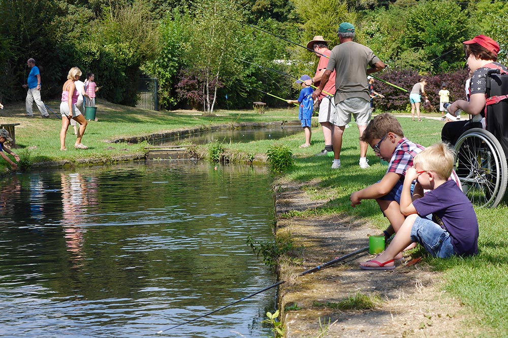 Pêche à la truite : en étang ou en bassins pour les enfants - Pisciculture  de Villette